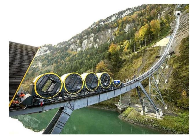 7. svire'de dnyann en dik demiryolu ald.<br> svire'nin Alp Dalar eteklerindeki Stoos kasabasnda bulunan bu demir yolu fnikler mantkta ina edilmi. Demir yolunun en dik olduu noktadaki eim %110 yani 47,7 derece seviyesinde. Otomobilin yasak olduu bu kasabada ulam iin sadece bu yntem kullanlyor.