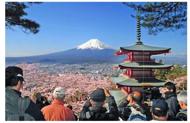 6. Japonya'da turizm son 5 ylda %250 art gsterdi. Japonya hem doal gzellikleriyle, hem de en az batdaki rnekleri kadar hzl ehir yaamyla her yl milyonlarca turistin ilgisini ekiyor. Derin Japon kltrnn de etkisi ile birlikte Japon hkmetinin isabetli turizm politikas lkeye gelen turist saysnda patlamaya sebep oldu. Son 5 ylda lkeye gelen turist says %250 artt.