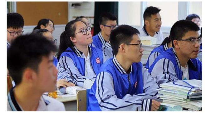 8. in'de snflarda yz tanma sistemi kullanlarak rencilerin odaklanmas salanyor.<br> in'de dersliklere kurulan sistemlerde, tahta zerinde yer alan yksek teknolojili bir kamera yz tanma yazlmyla dikkati dalan renciyi retmene bildiriyor. Mesaj alan retmen o rencinin tekrar derse odaklanmas iin yardmc oluyor.