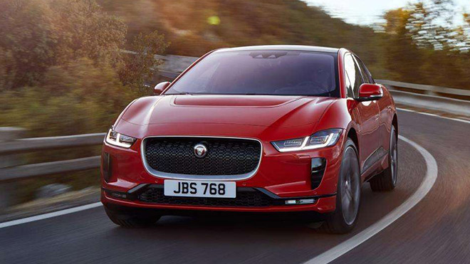 * te byle bir arala yaptmz testin offroad ksm gerekten elektrikli aralarn geldii noktay gstermesi asndan nemliydi. Binlerce voltluk elektrik ykl I-Pace ile yar beline kadar suyun (50 cm) iinden geip, ayakta durmakta bile zorlanacanz eimleri, deim yerindeyse bir da keisi kvraklyla ne gaza ne de frene dokunmadan atk. Yani gelitirilmi &#8216;cruise control&#8217; sistemi sayesinde ara kendi kendine yksek eimleri aarak, dik yamalardan aaya indi.