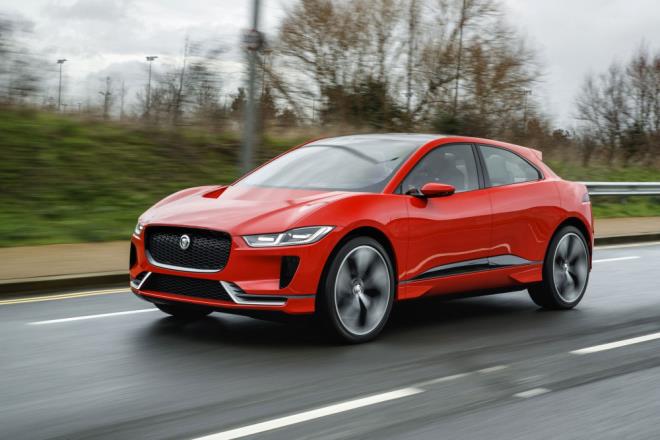 Jaguar&#8217;n 480 kilometre menzile sahip ilk elektrikli otomobili I-Pace&#8217;in hem yolda, hem pistte, hem arazide gsterdii artc performans, dnya basn tarafndan, &#8220;100 yldr fosil yaktlarla kandrlmz&#8221; esprisinin yaplmasna sebep oldu. ngiltere tahtnn varisi Prens Charles&#8217;n da tercih ettii aratan Trkiye&#8217;de imdiden 106 adet satld. 41 TL&#8217;ye dolan pilleriyle 480 kilometre giden aran Trkiye fiyat ise 88 bin Euro.
