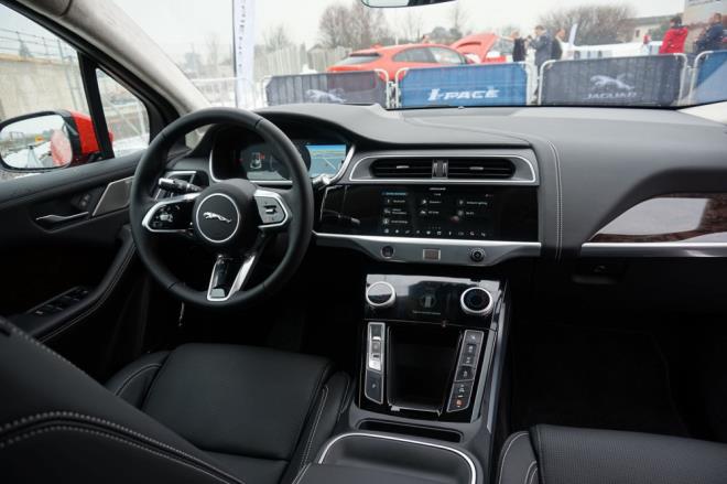 * ehir ii ve otoyollarda ise hem sahip olduu g hem motor sesinin olmamas aracn sizi farkna bile varmadan 150 kilometrelik hzlara ulatrabiliyor. Virajl yollarda fren yapmaya gerek bile duymuyorsunuz nk ayanz gaz pedalndan kaldrdnz anda devreye giren fren sistemi sayesinde ara yavalyor. Yani I-Pace modelinde tek pedal size yetiyor, fren pedal neredeyse hi kullanlmyor. Aracn fren lambalar da fren pedalna basmadan, ayanz gazdan ekince otomatik olarak yanyor. Ayrca hem frena bastnzda hem de ayanz gazden ektiinizde bataryalar arj ediliyor.