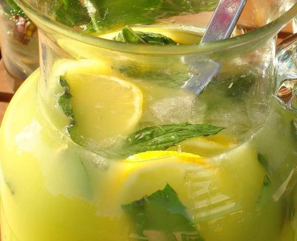 Zencefil ve taze naneli limonata + 15 fndk badem