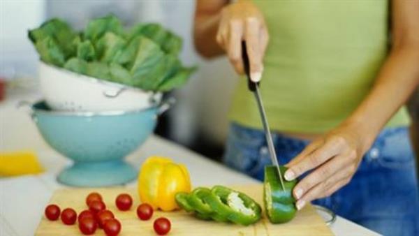 <b>Uz. Dyt. efika Aydn Seluk, salkl bir Ramazan ay geirilmesi iin doru beslenme hakknda bilgi verdi.</b>  Ramazan aynn scak yaz gnlerine denk gelmesi ile oru tutmak daha da zorlayor.