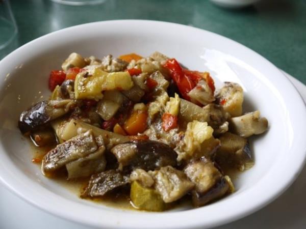 Salal, soslu, baharatl pien yemekler ok tuz iermektedir. Bu tr pien yemekler ve turu gibi salamura besinler su ihtiyacn daha da arttracandan tercih edilmemelidir.