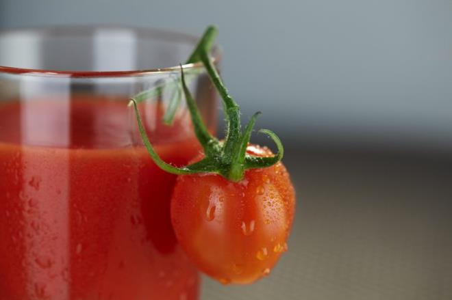 "Yani salas, suyu, presi, halanm ya da kzlenmi haliyle de domatesteki likopen younluu yaklak drt misline kadar kabilir. Bu da domates suyunun taze domateslerden ok daha iyi bir likopen kayna olduu anlamna gelir. Likopen, domatesin kabuunda youn olarak bulunur. Dolaysyla domates tketilirken kabuklar asla soyulmamaldr. Zengin lif ierii, hafif bir mshil ilevi grr, safra retimini uyararak kabzlk, kramp ve ar ikinlik gibi sorunlar ortadan kaldrr."