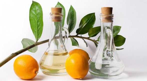 Sirke-limon<p>      Kzartma kokusu iin kullanabileceiniz bir dier yntem de sirke-limon yntemidir. Bir cezvenin iine koyduunuz suya yarm limon skn ve zerine 2 yemek ka sirke ekleyin. Bu karm sttnzda evinizdeki kzartma kokusu kaybolacaktr.