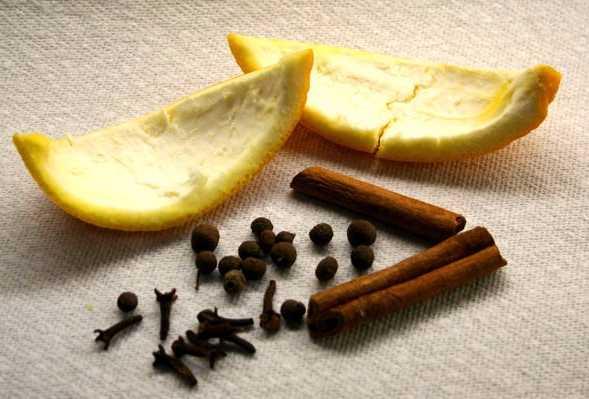 Tarn-karanfil<p>      Su dolu bir tencerede kaynattnz ubuk tarnn iine birka karanfil tanesi eklerseniz eviniz ksa srede kzartma kokusundan kurtulacaktr.