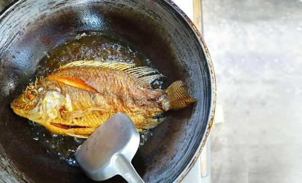 Limon<p>      zellikle balk kzartrken kullanabileceiniz bir yntemse ocan en kk gzne koyacanz limonu ar atete piirmektir. Limonun pierken yayd koku balk kokusunu annda bastrr.