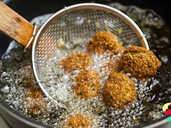 Kzartma yaparken ne yaparsak yapalm koku sorununa zm bulamyoruz. Camlar asak da, aspiratr altrsak da kzartma kokusu btn eve siniyor. Bu sorundan kurtulmak iin uygulayabileceiniz baz etkili yntemleri sralyoruz...