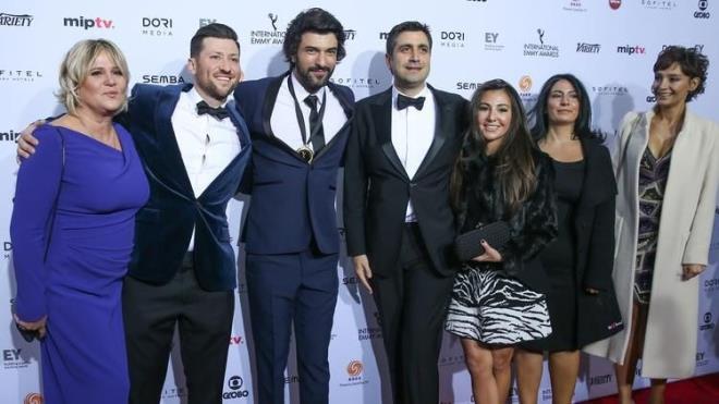 Dizideki rolyle Engin Akyrek, 43. Uluslararas Emmy En yi Erkek Oyuncu dl'ne aday olmutu. dle ok yaklaan Akyrek aklanan listede yer almamt.