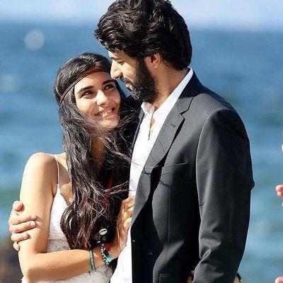 kisi de cevaplayamadklar sorularla ba baa kalrlar. Gergin ve nyargl bir tanmann ardndan pelerine dtkleri her ipucu yollarn kesitirir. mer, Sibel'in katilini bulmaya, ona atlan iftiralar temizlemeye kararldr. Elif ise mrnn en zor anlarn yaarken, babasnn grndnn aksine karanlk bir hayat olduu gereiyle yzleir. Bu Elif'in yznde patlayan ne ilk ne de son tokat olacaktr.