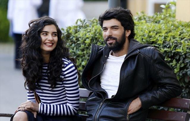 Dnyaca nl futbolcu Messi, Trk dizisi 'Kara Para Ak'n hayran kt. Messi'nin diziye olan sevgisi sosyal medyadan yapt paylamla anlald. Messi ile yeniden gndeme gelen Kara Para Ak hakknda bilgiler de merak edildi. te Kara Para Ak hakknda kadrosundan konusuna bilmeniz gerekenler...  <br> Ay Yapm&#8217;n yapmclnda gerekleen Kara Para Ak'n barollerini Tuba Bykstn ve Engin Akyrek&#8217;in paylayor.