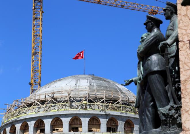 Temeli 17 ubat'ta 2017'de atlan ve yaklak 2 bin 482 metrekare inaat alanna sahip olan caminin yapm sryor.