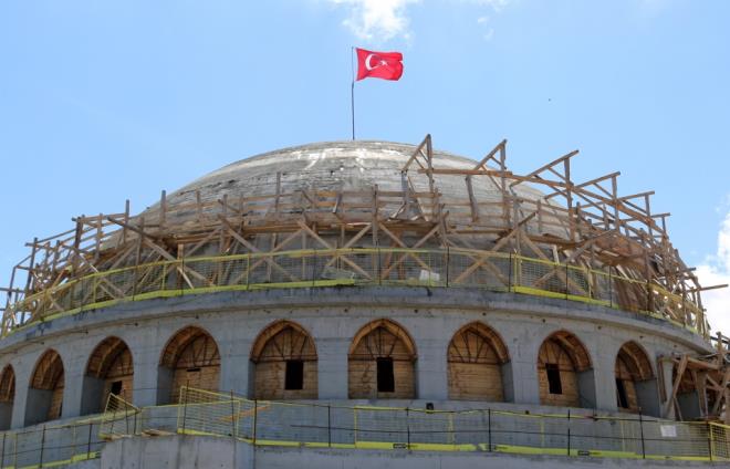 Taksim'de temeli geen yl atlan ve yapm devam eden caminin ana kubbesi tamamland.
