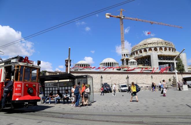 Kurulan iskele ile beton dkme ilemi yaplan camide iiler youn ekilde alyor.