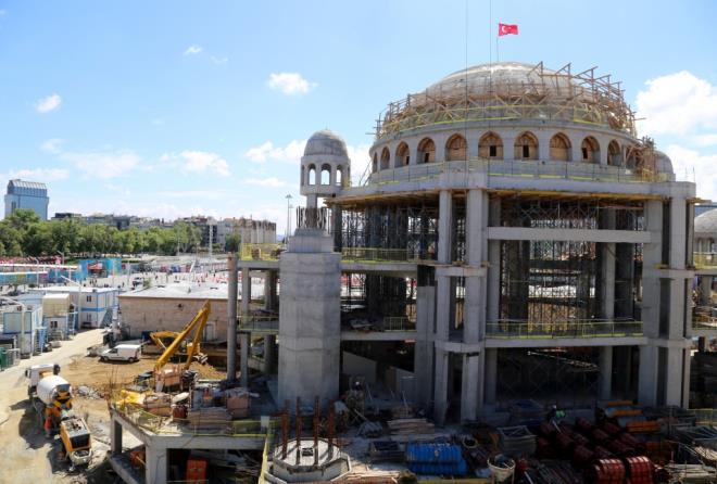 Mimarlar efik Birkiye ve Selim Dalaman imzas tayan caminin, kk iki kubbesinin ardndan 28 metre ap ve 29 metre ykseklii olan ana kubbesinin yapm tamamland. Bunun bir gstergesi olarak da kubbenin tepesine Trk bayra dikildi.