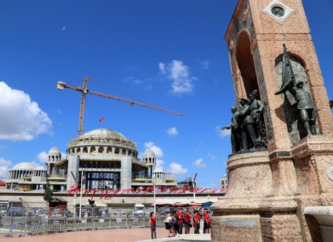Caminin otopark, sergi alan ve konferans salonu olarak kullanlacak alt katlarnda da almalar devam ediyor.