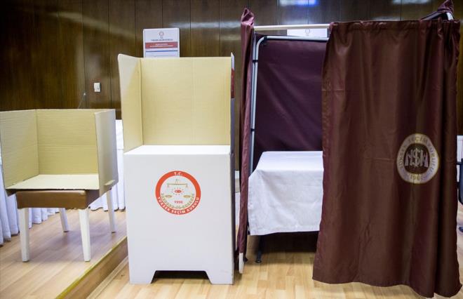 Oy pusulasna, ''TERCH'' veya ''EVET'' mhr dnda, herhangi bir yerine imza atlmas veya iaret konulmas halinde oy geersiz saylacak. Birleik oy pusulasndan baka, zarfa hibir ey konulmayacak, aksi halde kullanlan oy geersiz olacak. Semene birleik oy pusulas verildikten sonra hata veya baka bir neden ileri srlerek yeni bir birleik oy pusulas verilmeyecek.