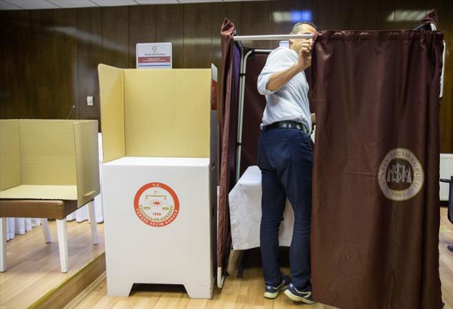 ttifak yapan partiler, oy pusulasnda ittifak unvanlar altnda yan yana bulunuyor. Partilerin logolar, isimleri, genel bakanlarnn adlar belirtiliyor. Yurt iindeki pusulalarda partiler iin ayrlan her stunun altnda, milletvekili adaylarnn isimleri de bulunacak.