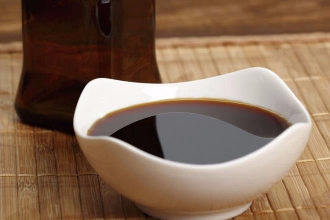 SOYA SOSU    Yemeklere lezzet katan soya sosu iindeki yksek tuz oran nedeniyle ba arsna hatta lme neden olabilir.