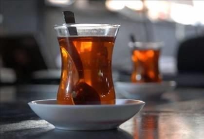 �ay i�meyin; T�rk k�lt�r�n�n en �nemli al��kanl�klar�ndan biri olan yemek �st�ne �ay i�mek de sa�l�k a��s�ndan faydal� g�r�lm�yor.