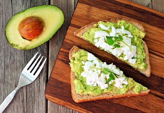 Gina Florio isimli bir kadn ekmei hayatndan tamamen karmaya karar veriyor ve bir haftalk bir deneme sreci ile ekmek diyetine balyor. Diyetin ilk zamanlarnda zellikle kahvalt ile le saatleri arasnda ok acktndan bahseden gen kadn, kahvaltda yedii ekmek st avokado ezmesi mensn ise tamamen deitirmek zorunda kalyor.