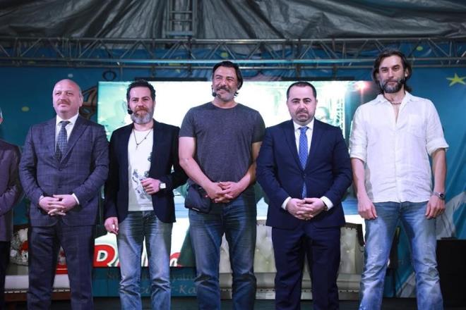 Fatsa Belediyesi Ramazan etkinlikleri kapsamnda Dirili Erturul dizisi oyuncularndan Sungurtekin karakteri Sezgin Erdemir, Sivas Valisi karakteri Burak Demir ve Kayrald karakteri Ali Baar, rsel ivit modaretrlnde Fatsallarla syleyii gerekletirdi.