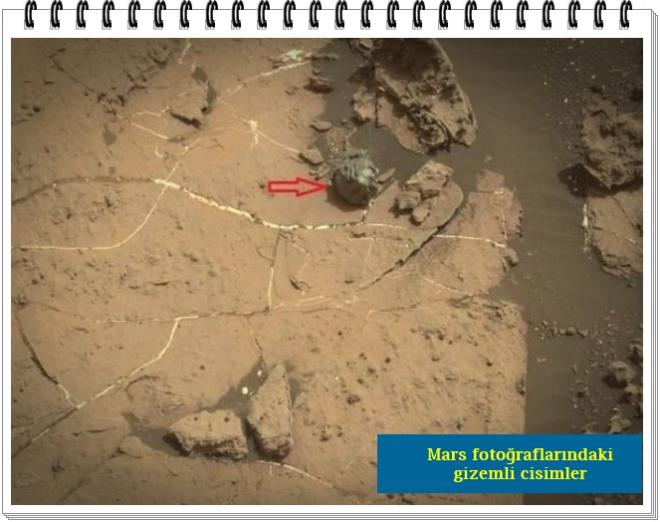 Mars'tan getiimiz gnlerde bir baka sra d grnt daha Dnya'ya ulat. Bakn fotoraftaki okun gsterdii ey aslnda ne?