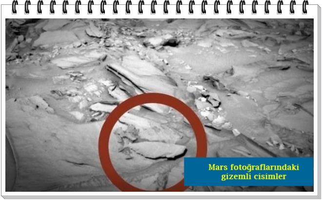 Mars yzeyinde bulunan uzay arac Curiosity tarafndan ekilen fotorafa dikkatli bakldnda ortalara doru alt taraflarda tpk bal andran bir nesne gze arpyor.