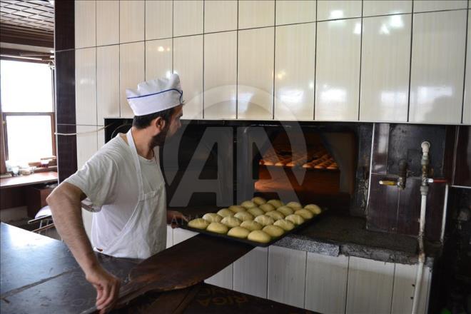 Anadolu'nun manevi mimarlarndan "Somuncu Baba" olarak da bilinen eyh Hamid-i Veli'nin Aksaray'daki klliyesinde, ramazan dolaysyla ziyareti younluu yaanyor. Trbeyi ziyarete gelenler, klliyedeki Somuncu Baba Frn&#8217;ndan zel somun ekmeklerini alyor.