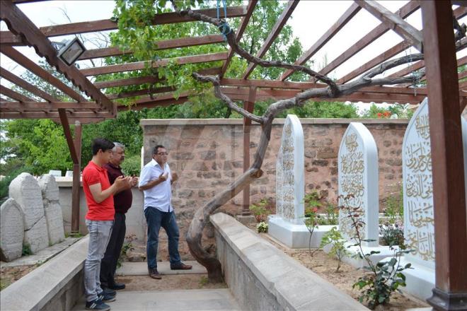 Anadolu'nun manevi mimarlarndan "Somuncu Baba" olarak da bilinen eyh Hamid-i Veli'nin Aksaray'daki klliyesinde, ramazan dolaysyla ziyareti younluu yaanyor. Bata evre iller olmak zere Trkiye'nin birok kentinden gelen ziyaretiler, trbede duasn edip, ilehaneye girerek Somuncu Baba'nn burada yaad gzellikleri kefetmeye alyor.