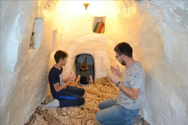 Anadolu'nun manevi mimarlarndan "Somuncu Baba" olarak da bilinen eyh Hamid-i Veli'nin Aksaray'daki klliyesinde, ramazan dolaysyla ziyareti younluu yaanyor. Bata evre iller olmak zere Trkiye'nin birok kentinden gelen ziyaretiler, trbede duasn edip, ilehaneye girerek Somuncu Baba'nn burada yaad gzellikleri kefetmeye alyor.