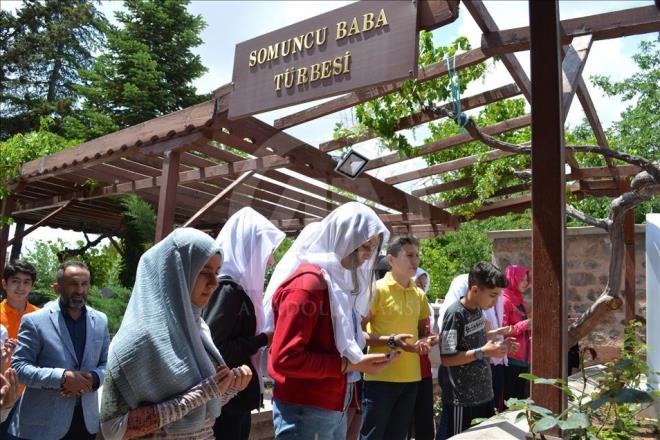 Anadolu'nun manevi mimarlarndan "Somuncu Baba" olarak da bilinen eyh Hamid-i Veli'nin Aksaray'daki klliyesinde, ramazan dolaysyla ziyareti younluu yaanyor. Bata evre iller olmak zere Trkiye'nin birok kentinden gelen ziyaretiler, trbede duasn edip, ilehaneye girerek Somuncu Baba'nn burada yaad gzellikleri kefetmeye alyor.