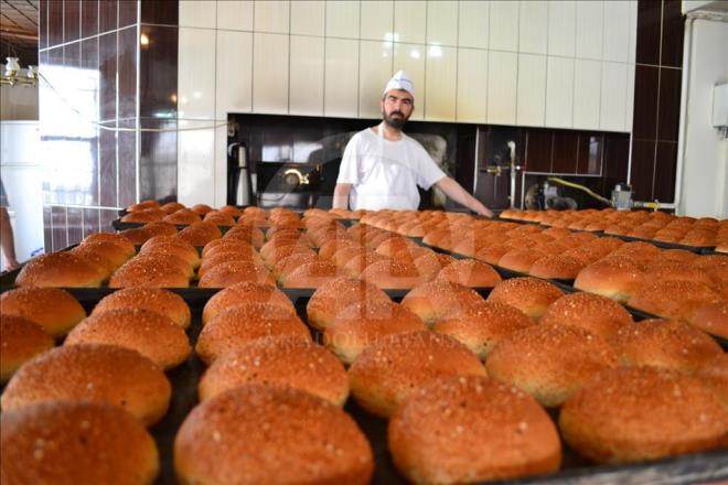 Anadolu'nun manevi mimarlarndan "Somuncu Baba" olarak da bilinen eyh Hamid-i Veli'nin Aksaray'daki klliyesinde, ramazan dolaysyla ziyareti younluu yaanyor. Trbeyi ziyarete gelenler, klliyedeki Somuncu Baba Frn&#8217;ndan zel somun ekmeklerini alyor.