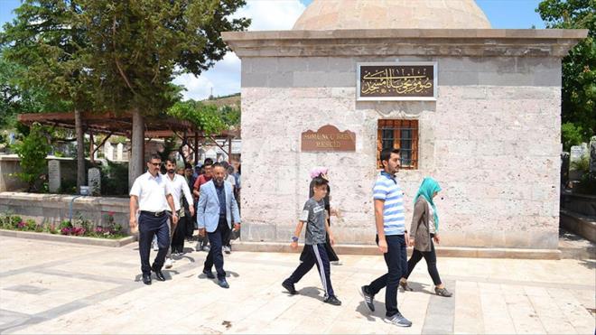 Anadolu'nun manevi mimarlarndan "Somuncu Baba" olarak da bilinen eyh Hamid-i Veli'nin Aksaray'daki klliyesinde, ramazan dolaysyla ziyareti younluu yaanyor.