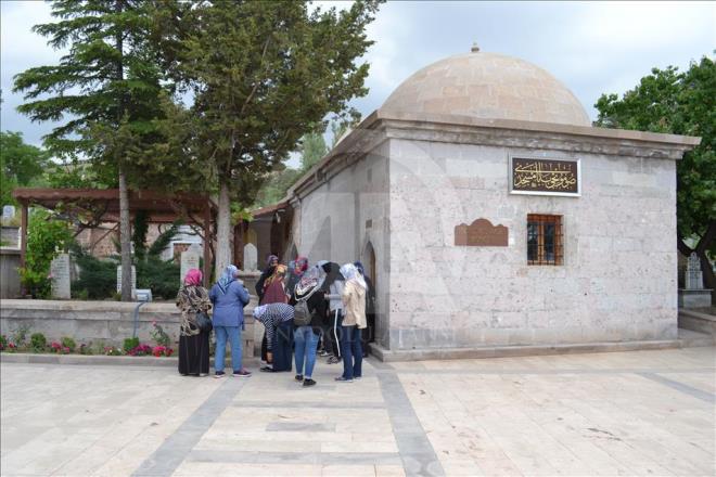 Anadolu'nun manevi mimarlarndan "Somuncu Baba" olarak da bilinen eyh Hamid-i Veli'nin Aksaray'daki klliyesinde, ramazan dolaysyla ziyareti younluu yaanyor. Bata evre iller olmak zere Trkiye'nin birok kentinden gelen ziyaretiler, trbede duasn edip, ilehaneye girerek Somuncu Baba'nn burada yaad gzellikleri kefetmeye alyor.