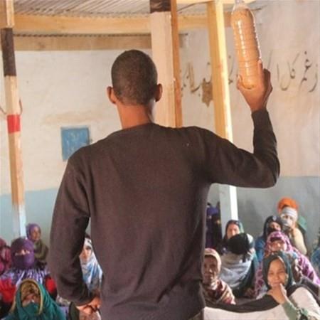 Pet ieleri kullanarka ev yapan Tateh Lehbib Breica.