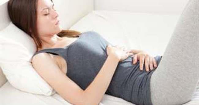 Besinler svnn azl ile sindirim kanalnda tembelliklere yol aar. Kabzlk sorunlar ve kat yiyeceklerin fazlal sindiriminde azalmalar oluur. Kabzlk arttka ve su miktar azaldka karnda iddetli arlar ve kaslmalar oluur. Rahatszlk sinyalleri artk yava yava ses vermeye balamtr. Suyun eksikliinde tansiyon rahatszlklar meydana gelir.