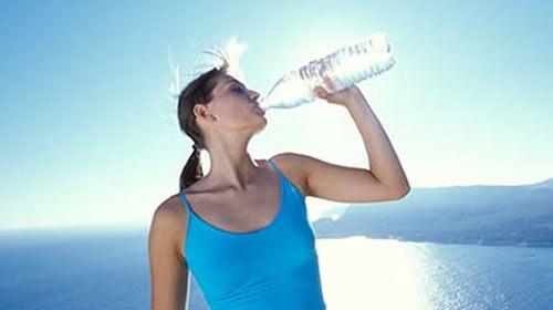 rnein, btn gn sadece 2 bardak su ien ya da 11 bardak su iin iki kiinin arasnda ok fark bulunur. Az iilen su miktarnda meydana gelebilecek etken ,dehidrasyondur. Dehirdasyon bedenin svy yitirdii tanmlamadr. Vcut artk youn su kaybndan sonra dehirdasyona uramtr.