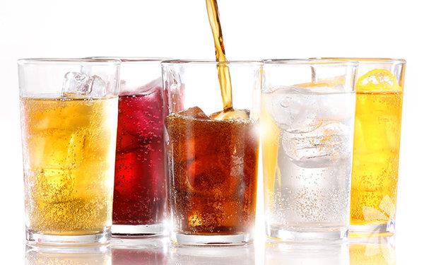 Gazl merubat alkanlnzdan vazgein: ou insan gndelik kalori kotasna sv olanlar eklemeyi unutur. Halbuki bu hzl bir ekilde tm kilo kayb hedeflerinizi rayndan karabilir. Bol ekerli ve gazl merubat alkanlnzdan bir an nce vazgein. Kalori hesab iin lokmalarnz sayarken, kendinize bu hakszl yapmayn.