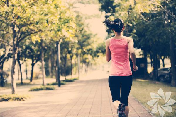Bir egzersiz program hazrlayn ve buna sadk kaln: ou insan kou bandnda terlemektense, televizyon karsnda attrmay tercih eder. Ancak egzersiz yapmak kilo vermek amalandnda mutlaka yerine getirilmesi gereken bir aktivitedir. Eer kendinizi egzersiz yerine srekli baka bir ey yaparken bulursanz, gndelik ajandanza egzersiz seanslar eklemeyi unutmayn, bylece programnzn doal bir paras haline gelecektir.