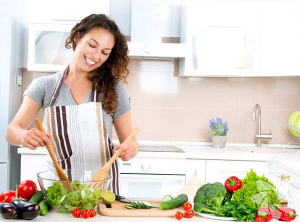 Evde daha ok yemek hazrlayn: Cannz istedii zaman, istediiniz yemein hazr bir ekilde nnze konulmas hounuza gidiyor olabilir. Ancak kilo vermeye alan bir insan restoran yemeklerinin duruma hi de yardmc olmayacan bilmelidir. Bunun sebebi sadece porsiyonlarn byk olmasndan kaynaklanmaz. Genellikle kullanlan malzemeler de olduka salkszdr. Evde piirmek, sizi kullanlan malzemeler ve porsiyon boyutu hakknda tek yetkili klar.