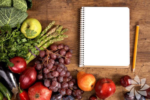 Yediklerinizin kaydn tuttuunuz bir gnlk edinin: Kilo vermekte baar salayan insanlar genellikle yediklerinin gnln tutarlar. Bu gnlk, hedeflediiniz yolda kalmak iin yaptnz beslenme ve egzersiz seimlerinin hesabn tutmaya yarar. Bir paket krema ve soanl cipsi yediinizi listelediinizde bunu grmezden gelmeniz ya da inkar etmeniz mmkn olmayacak, kendinizi kandramayacaksnz. Geliimi grmek ya da gerekli deiiklikleri yapabilmek iin ne ve ne kadar yediinizin kaydn tutun.