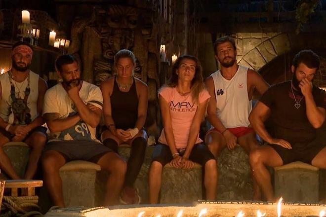 Yaplan ada konseyinde ise nller'den elemeye kalan Turabi ve mit ile Gnlller'den gitme aday olan Hakan ve Damla'dan en az SMS oyunu alan mit Survivor'a veda etti.