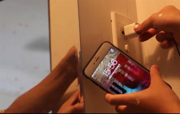 Evde telefonu arj etmek istediinizde eer telefonu koyacak yer bulamyorsanz; bu yntemi denemelisiniz.
