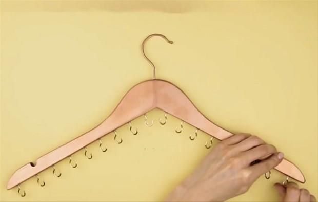 Ardndan askln alt ksmna ufak kancalardan monte edin.