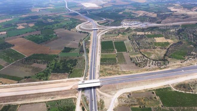 Manisa Saruhanl'dan zmir Kemalpaa'ya kadar olan 50 kilometre ve Balkesir blgesinde iki kavak aras 30 kilometrelik blm olmak zere toplam 80 kilometreyle 16 viyadkte devam eden almalarn da tamamlanarak otoyolun 2019 yl sonunda hizmete girmesi hedefleniyor.