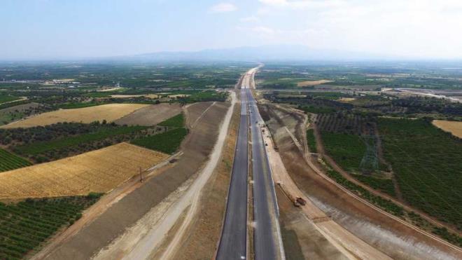 Otoyolun, hizmete girdiinde stanbul ile zmir arasndaki mevcut devlet yoluna gre mesafeyi 95 kilometre ksaltarak ortalama 8-10 saatlik ulam sresini 3-3,5 saate indirmesi bekleniyor.