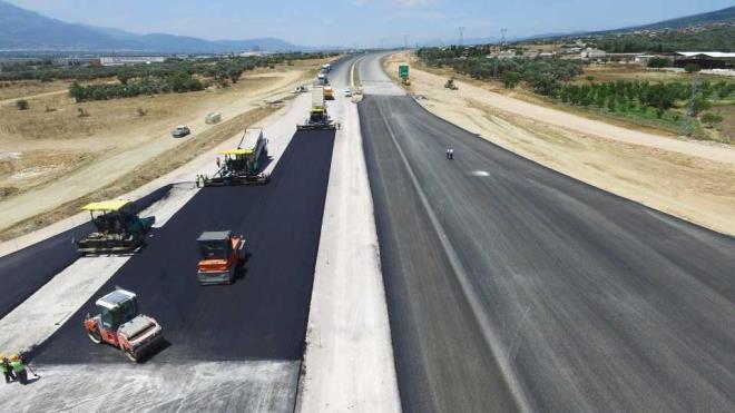 Bursa-Balkesir-Krkaa, Manisa-zmir arasndaki kesimlerde de toprak ileri, byk, kk sanat yaplar ve st yap almalar tm hzyla sryor.